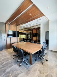 Γραφείο συνεδριάσεων και οροφή ξύλινη ειδική κατασκευή