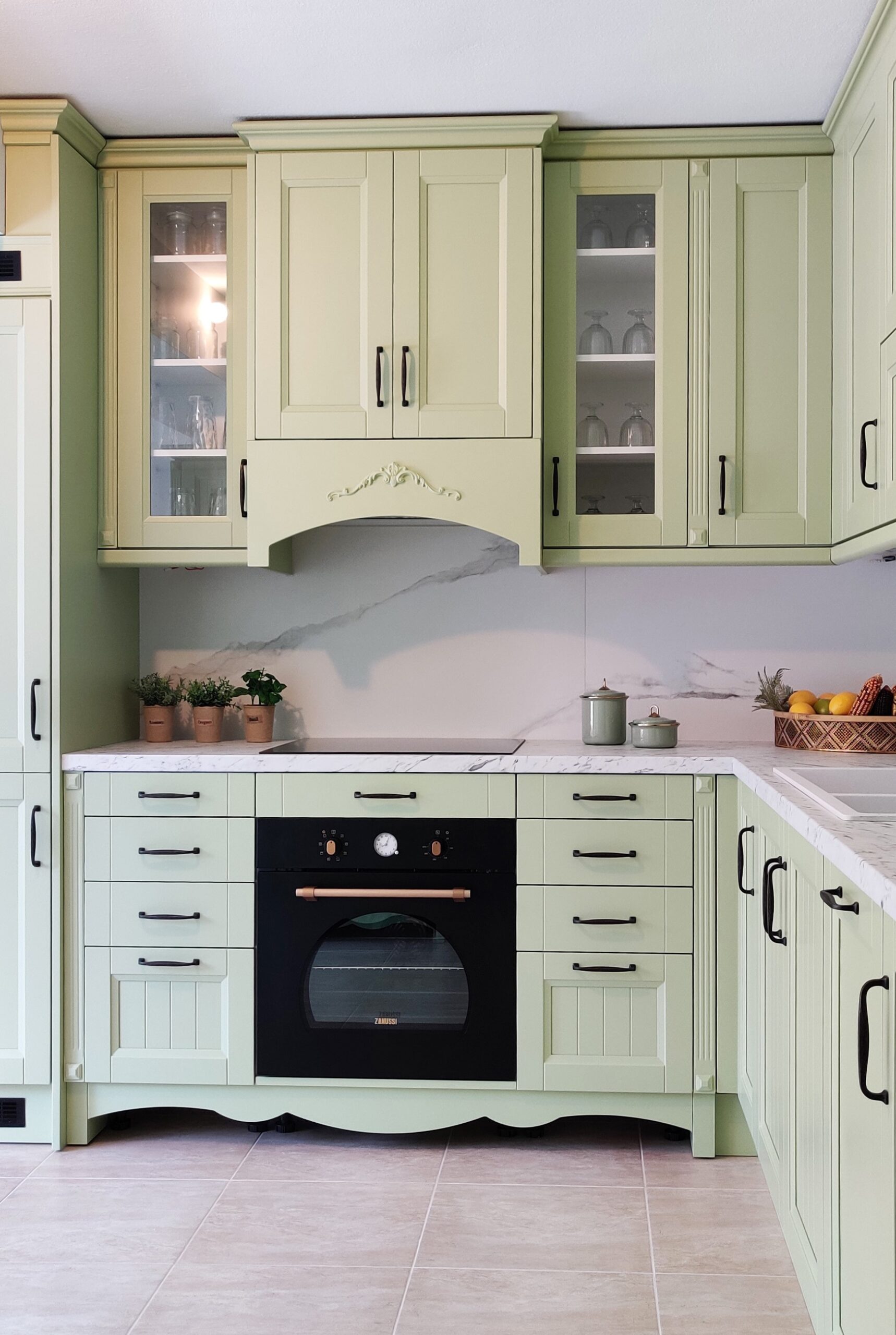 Κλασική κουζίνα και ντουλάπια με μοντέρνο φυστικί χρώμα και λευκό πάγκο κουζίνας